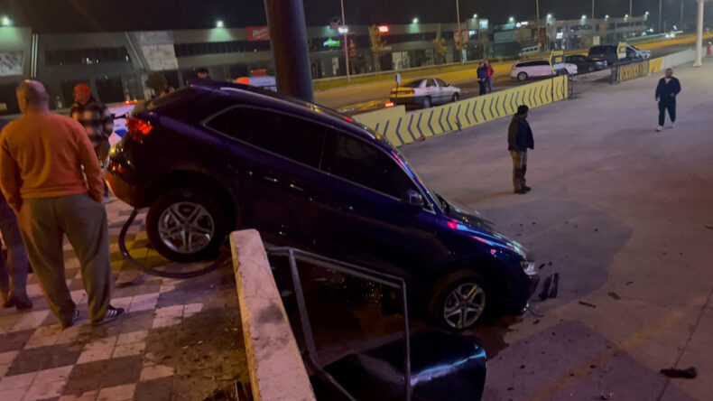 Otomobil Market Duvarında Asılı Kaldı, S&uuml;r&uuml;c&uuml; Şaşırtan S&ouml;zler S&ouml;yledi