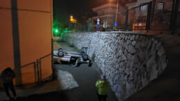 Otomobil Okul Bah&ccedil;esine U&ccedil;tu