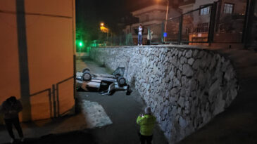 Otomobil Okul Bah&ccedil;esine U&ccedil;tu