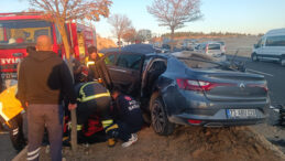 Otomobil TIR'a &Ccedil;arptı: &Ouml;l&uuml; ve Yaralılar Var