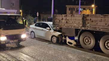 Otomobil TIR'ın dorsesine saplandı: 1 yaralı