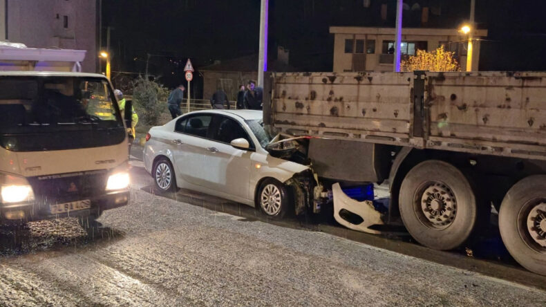 Otomobil TIR'ın dorsesine saplandı: 1 yaralı