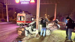 Otomobil tramb&uuml;s direğine &ccedil;arptı: 1 &ouml;l&uuml;, 1 yaralı