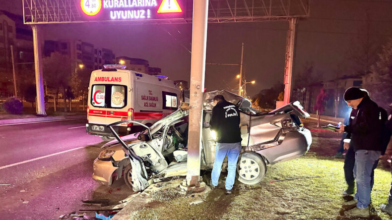 Otomobil tramb&uuml;s direğine &ccedil;arptı: 1 &ouml;l&uuml;, 1 yaralı