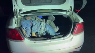 Otomobilin Bagajında 3 Ka&ccedil;ak G&ouml;&ccedil;men Ele Ge&ccedil;irildi