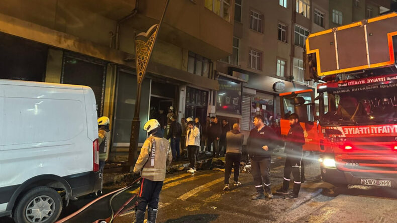 At&ouml;lye Yangını Mahallede Tedirginlik Yarattı: 2 Kişi Dumandan Etkilendi, Ara&ccedil;lar Zarar G&ouml;rd&uuml;