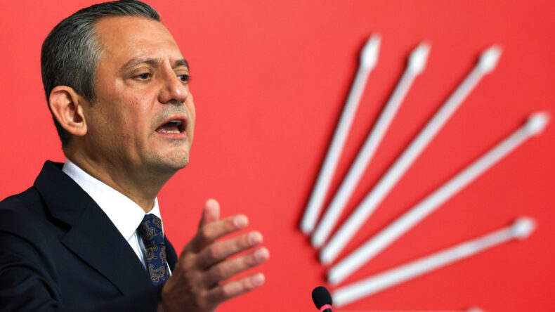 &Ouml;zg&uuml;r &Ouml;zel Avrupa'ya gitti, y&uuml;zlerine s&ouml;yledi: 'Ger&ccedil;ekten merak ediyorum…'