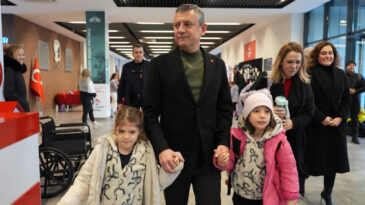 &Ouml;zg&uuml;r &Ouml;zel, Ferdi Zeyrek'in İkiz Kızlarını Okula G&ouml;t&uuml;rd&uuml;