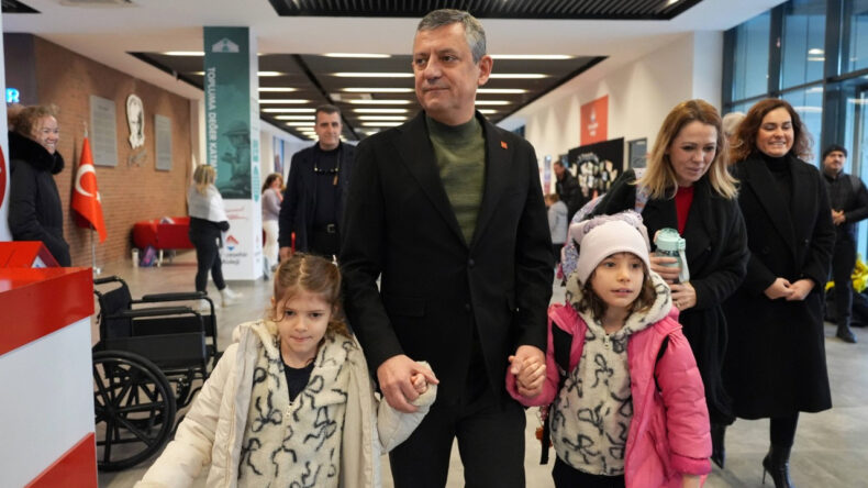 &Ouml;zg&uuml;r &Ouml;zel, Ferdi Zeyrek'in İkiz Kızlarını Okula G&ouml;t&uuml;rd&uuml;