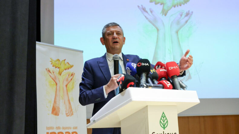 &Ouml;zg&uuml;r &Ouml;zel: İlk Gece Gelen 110 Bin Kişiye O Madalyadan Vereceğim