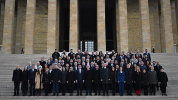 &Ouml;zg&uuml;r &Ouml;zel, Yeni PM ile Anıtkabir&rsquo;i Ziyaret Etti