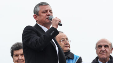 &Ouml;zg&uuml;r &Ouml;zel'den Erdoğan'a sert tepki: 4 diyor, 9 diyor, toplayıp 30 diyor