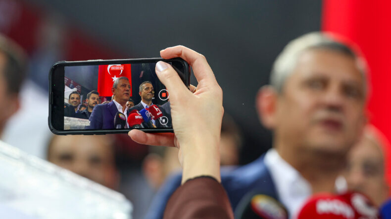 &Ouml;zg&uuml;r &Ouml;zel'i Sadece Bir Lider Aramamış