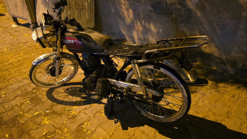 Park Halindeki Motosiklet Alev Alev Yandı