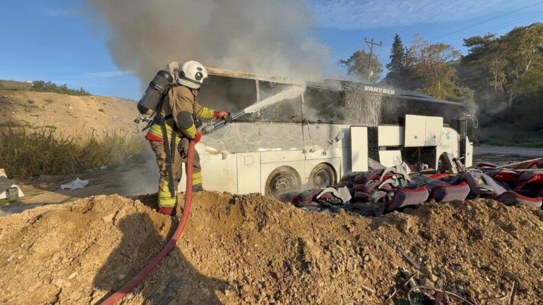 Park Halindeki Otobüs Alev Alev Yandı