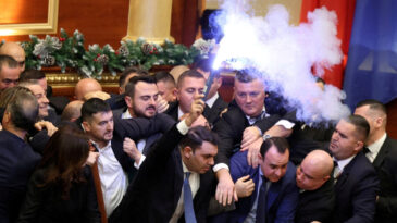 Parlamento Karıştı, İşaret Fişekleri Ateşlendi