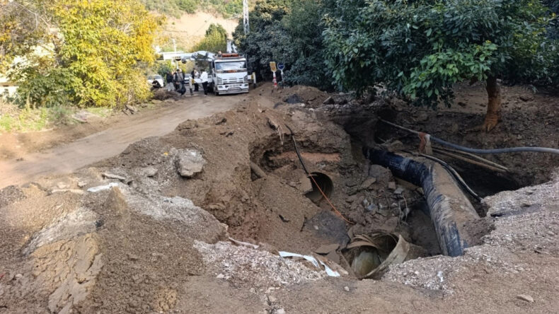 Patlayan Su Borusu Yolda Göçüğe Neden Oldu