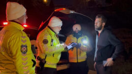 Polis Dakikalarca İkna Etmeye &Ccedil;alıştı: "Bir Dinle Beni!"