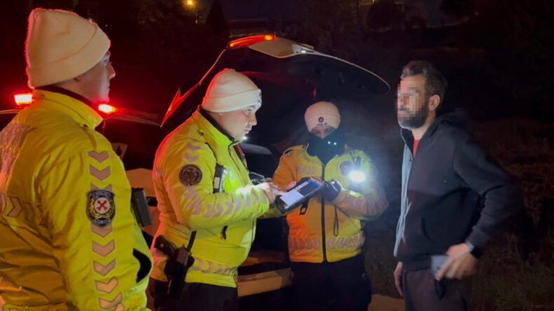 Polis Dakikalarca İkna Etmeye Çalıştı: "Bir Dinle Beni!"