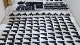 Polis Durdurulan Ara&ccedil;ta B&uuml;y&uuml;k Silah Buldu