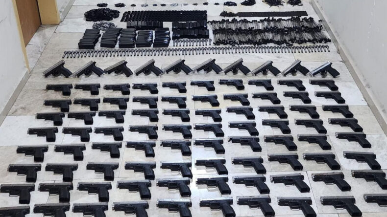 Polis Durdurulan Ara&ccedil;ta B&uuml;y&uuml;k Silah Buldu