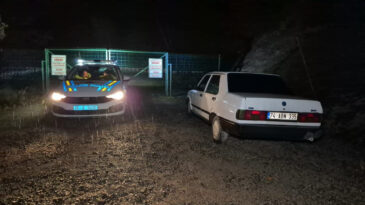 Polisten 30 Kilometre Ka&ccedil;ış ve Yolda Paket Savurma Olayı