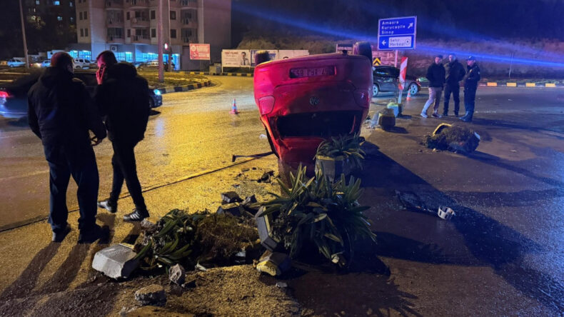 Polisten Ka&ccedil;an Otomobilin S&uuml;r&uuml;c&uuml;s&uuml; Ref&uuml;je &Ccedil;arptı: 3 Yaralı