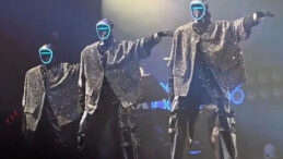 Robotlar Sahnede Yeteneklerini G&ouml;sterdi: Senkronize Dans Performansı İle Herkesi B&uuml;y&uuml;ledi