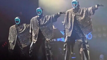 Robotlar Sahnede Yeteneklerini G&ouml;sterdi: Senkronize Dans Performansı İle Herkesi B&uuml;y&uuml;ledi