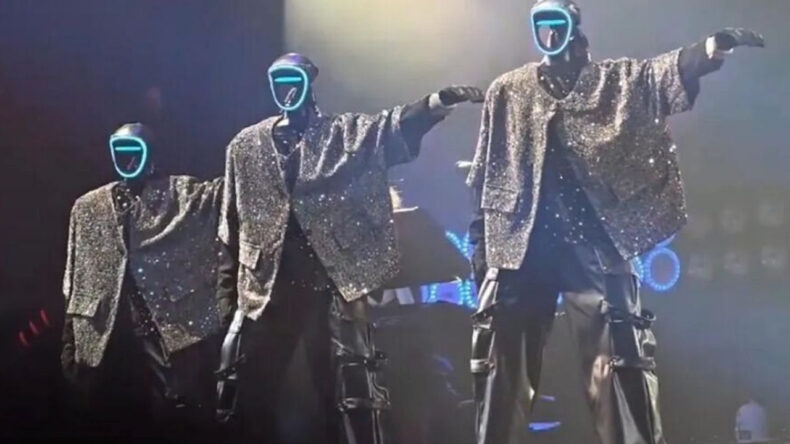 Robotlar Sahnede Yeteneklerini G&ouml;sterdi: Senkronize Dans Performansı İle Herkesi B&uuml;y&uuml;ledi