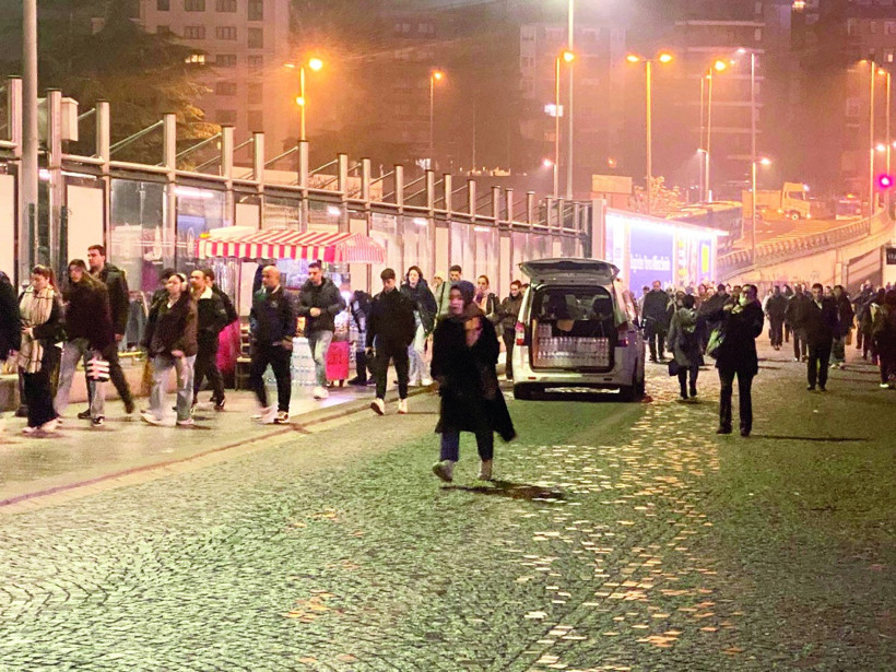 Metrobüs Durağında Bekleyenler