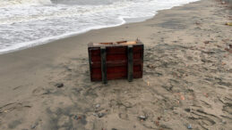 Sahilde Gizemli Rus&ccedil;a Yazılı Sandık Bulundu