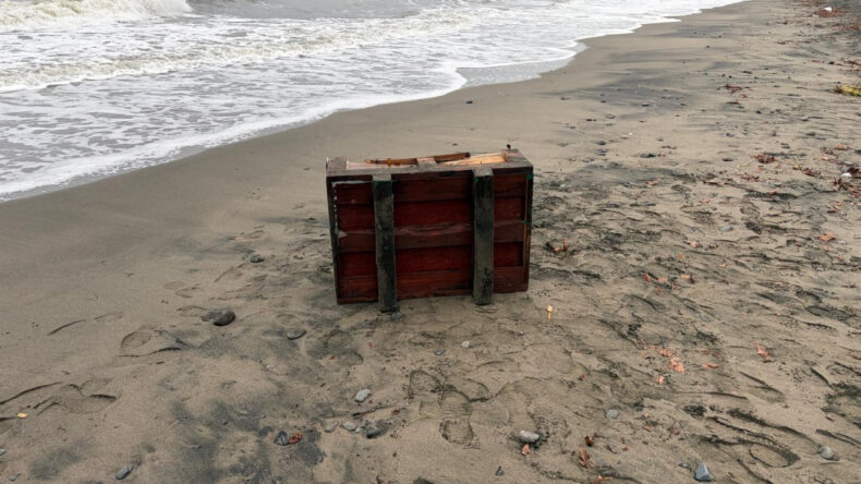 Sahilde Gizemli Rus&ccedil;a Yazılı Sandık Bulundu