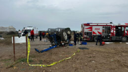 Sahilde trakt&ouml;r&uuml;n altında kalan gen&ccedil;lerden biri hayatını kaybetti