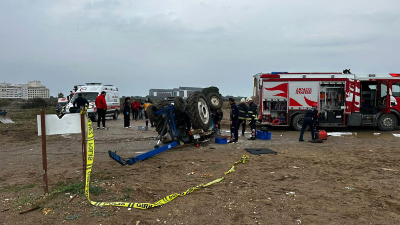 Sahilde trakt&ouml;r&uuml;n altında kalan gen&ccedil;lerden biri hayatını kaybetti