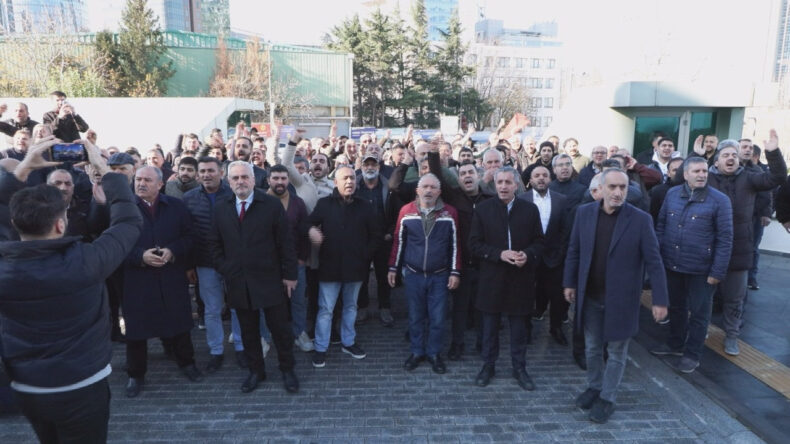 Sarıyer'de G&uuml;n&uuml; Değiştirilen Semt Pazarının Esnafından Belediye Binası &Ouml;n&uuml;nde Eylem