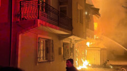 Şehit polisin babasının evi alevlere teslim oldu