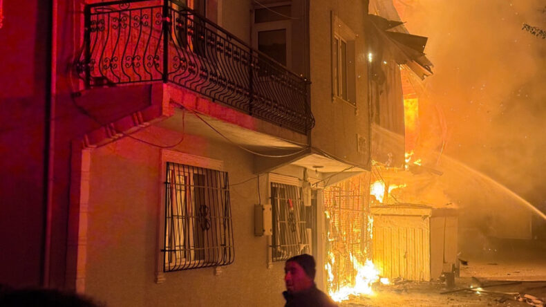 Şehit polisin babasının evi alevlere teslim oldu