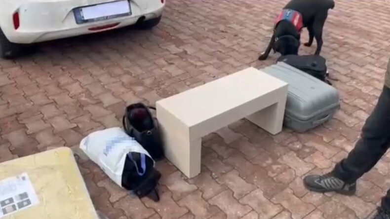 Sehpanın İ&ccedil;ine Gizlenmiş 4,7 Kilo Uyuşturucu Madde Ele Ge&ccedil;irildi