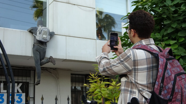 Şehrin En &Ccedil;ok İhbar Edilen 'Hırsızı' Aslında Bir Manken