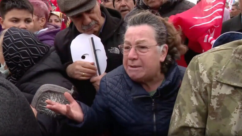 Sesi kısılana kadar haykırdı: &Uuml;z&uuml;nt&uuml;den kanser olduk, yeter, yaşamak istiyorum