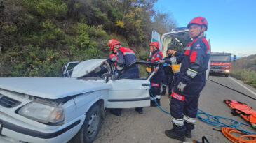 Seyir Halindeki Otomobilin &Uuml;zerine Kaya D&uuml;şt&uuml;: 5 Yaralı
