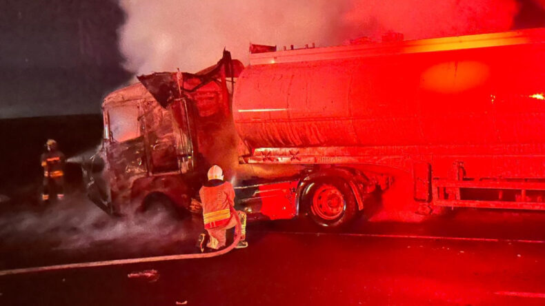 Seyir Halindeki Tır Alevler İ&ccedil;inde Kaldı