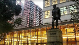 Silahlı Hırsızlar Değerli Tabloları &Ccedil;aldı