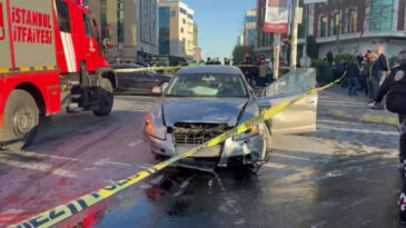 Şişli'de Otomobil Kaldırıma Daldı: 2 &Ouml;l&uuml;, 6 Yaralı