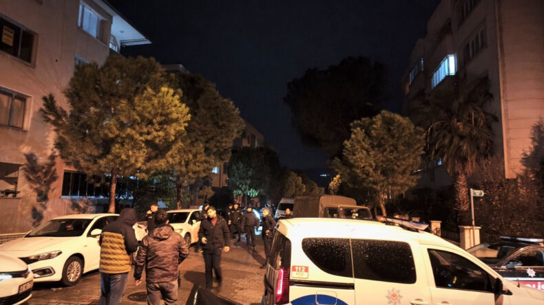 Sokak Ortasında Bı&ccedil;aklı Kavga