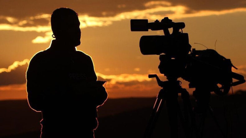 Sokak Röportajındaki Muhabir ile Şiir Okuyan Kişi Tutuklandı