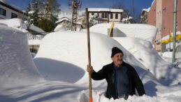 Sokaklar Kara G&ouml;m&uuml;ld&uuml;: K&uuml;reğini Alan Ara&ccedil;larını Bulmaya Koştu