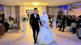 Sosyal Medyadan Duyuru Yapan &Ccedil;iftin D&uuml;ğ&uuml;n&uuml;, Beklenmedik Bir Kalabalığı Ağırladı