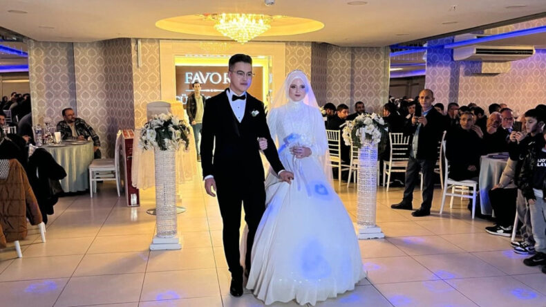 Sosyal Medyadan Duyuru Yapan &Ccedil;iftin D&uuml;ğ&uuml;n&uuml;, Beklenmedik Bir Kalabalığı Ağırladı